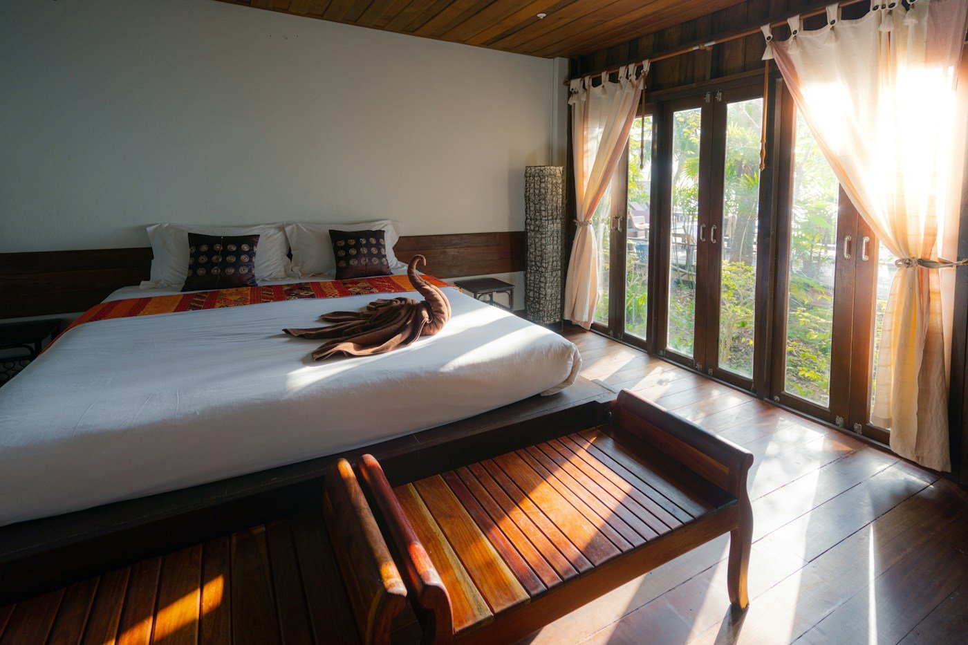 Intérieur chaleureux d'une chambre