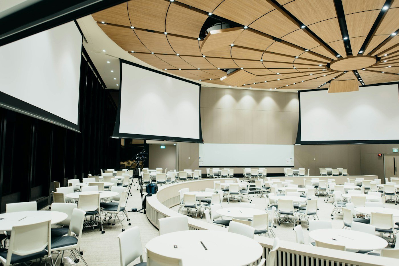 Intérieur de salle aménagée pour un événement